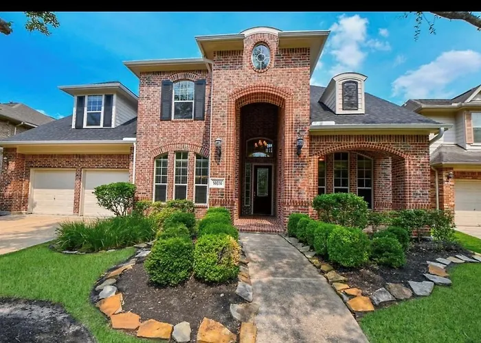 Bedroom With 3.5-Bathroom Near Golf Course!