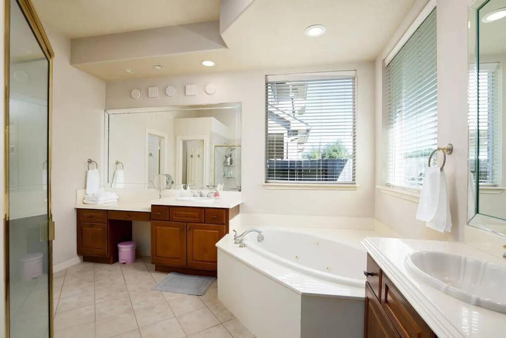 Bedroom With 3.5-bathroom Near Golf Course! Holiday home Cypress