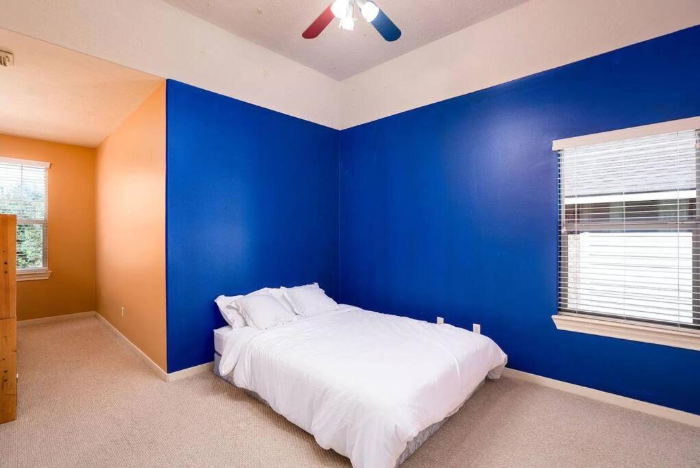 Bedroom With 3.5-bathroom Near Golf Course! Holiday home