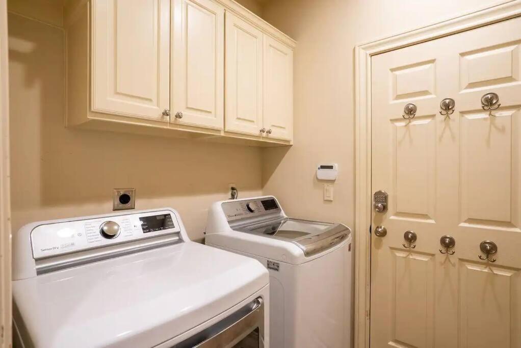 Bedroom With 3.5-bathroom Near Golf Course! *