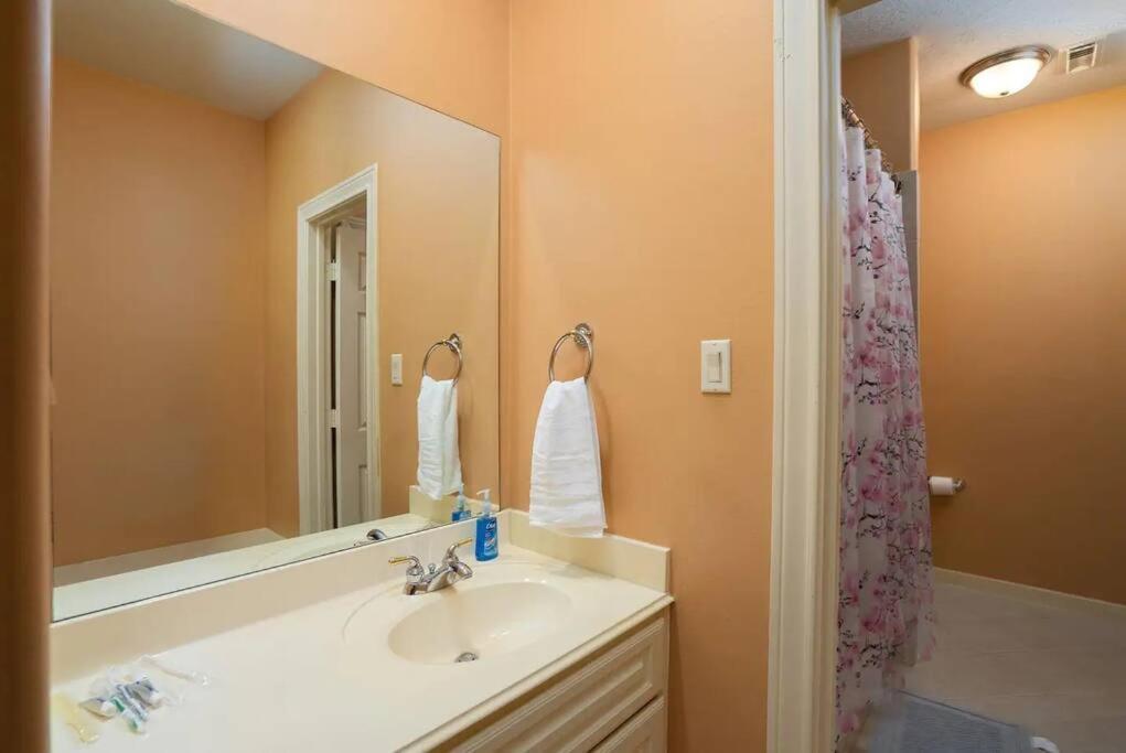 Bedroom With 3.5-bathroom Near Golf Course!