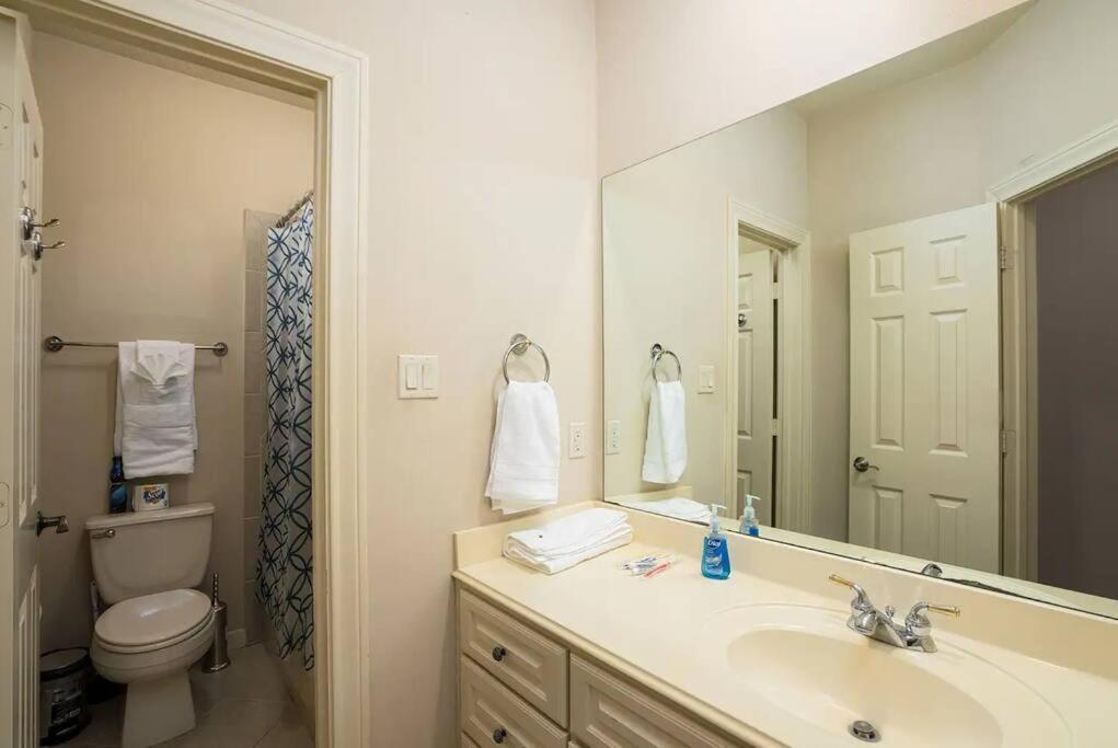 Bedroom With 3.5-bathroom Near Golf Course! Holiday home
